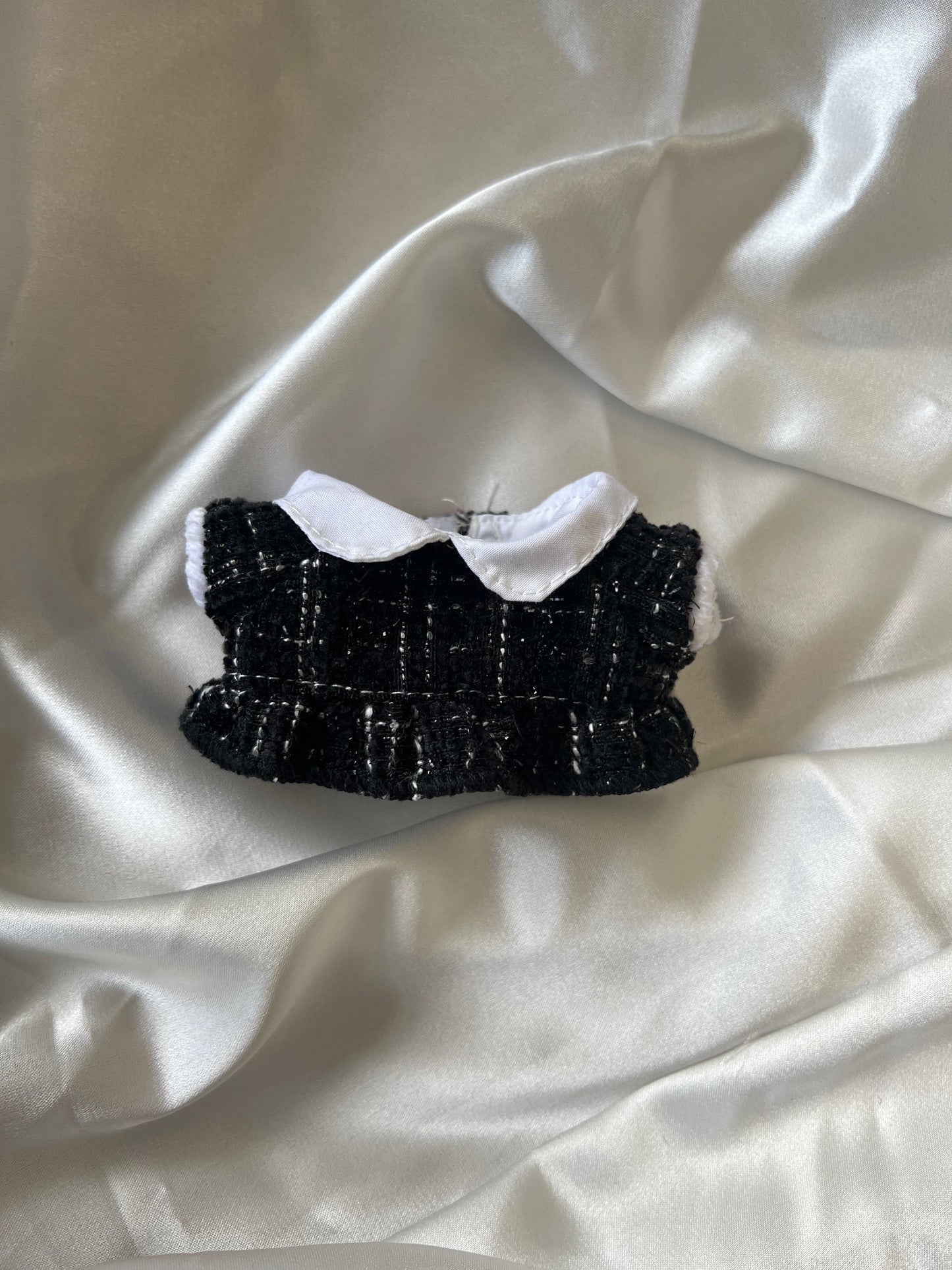 Labubu Tweed Elegance Set - Black Pearl Bow & Gold Brooch Detail (17cm) - ToyUnity