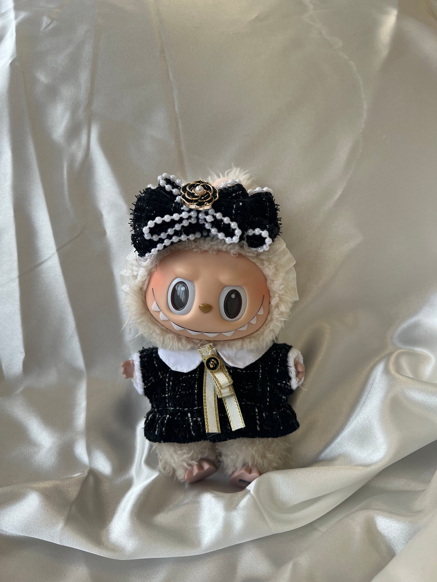 Labubu Tweed Elegance Set - Black Pearl Bow & Gold Brooch Detail (17cm) - ToyUnity