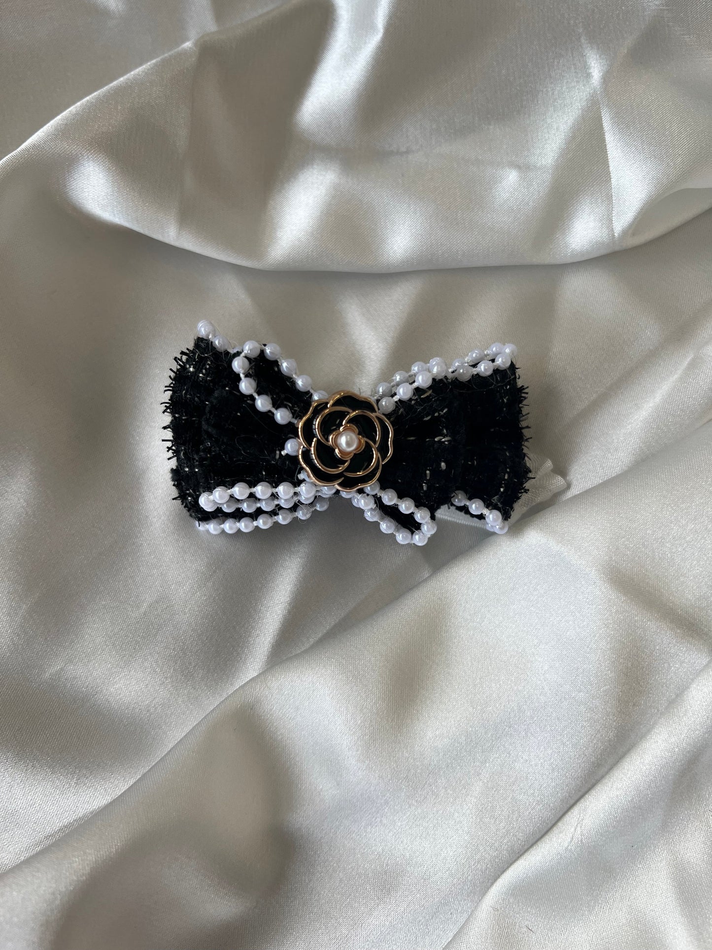 Labubu Tweed Elegance Set - Black Pearl Bow & Gold Brooch Detail (17cm) - ToyUnity