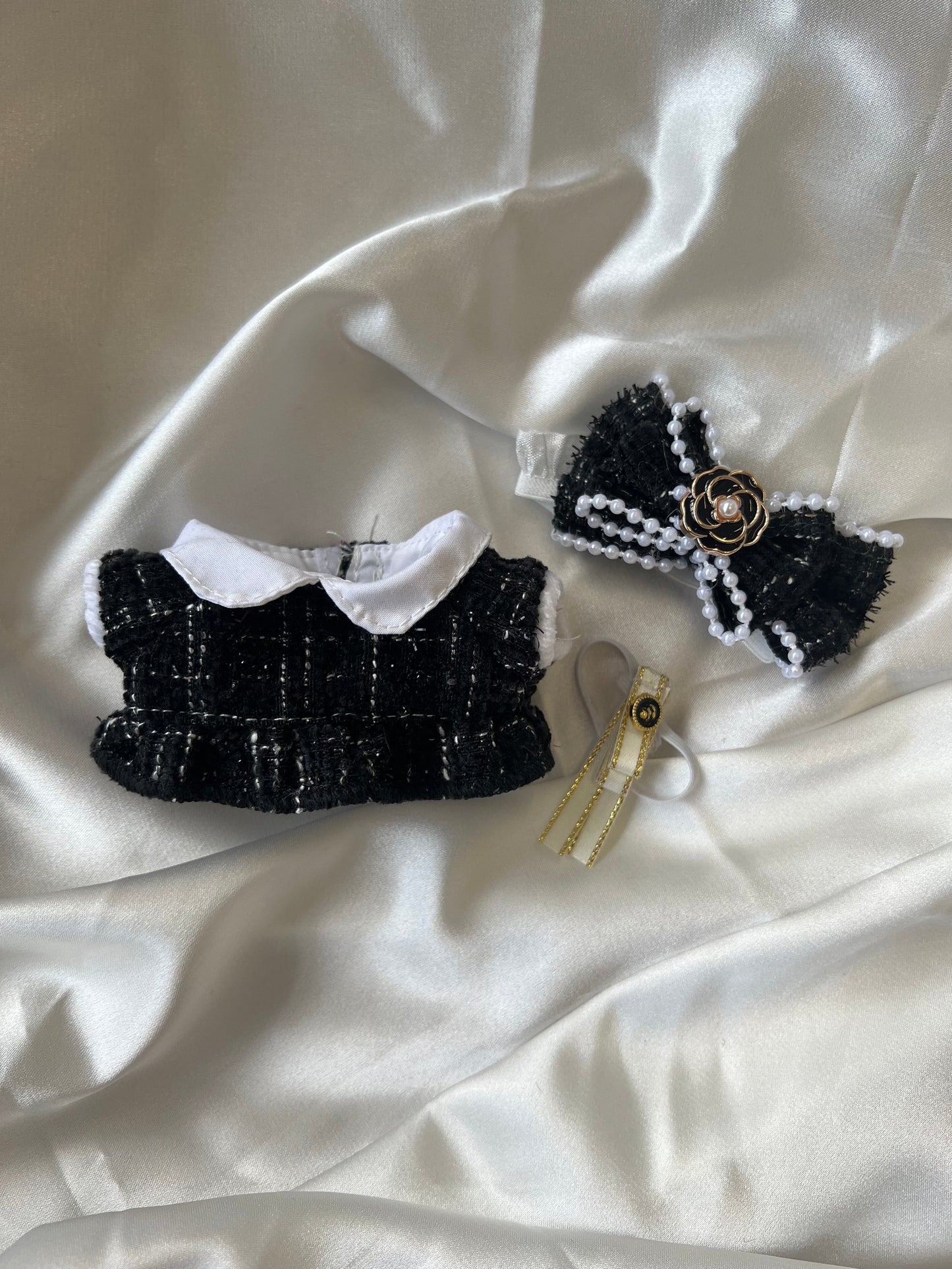Labubu Tweed Elegance Set - Black Pearl Bow & Gold Brooch Detail (17cm) - ToyUnity